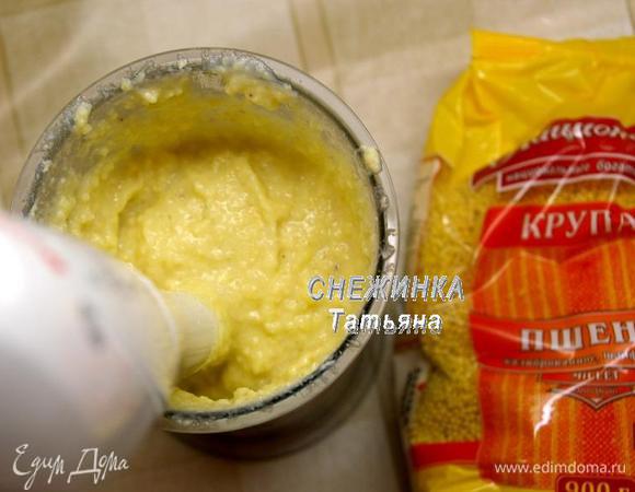 Перекладываем кашу в чашу блендера, туда же кладем кусочками бананы. Делаем однородную массу. Добавляем мед, какао и сливки. Снова пробиваем блендером.