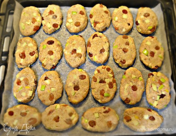 Застелите противень пергаментом, смажьте слегка маслом и выкладывайте тесто в виде котлеток. Выпекайте печенье-коржики в разогретой до 180°С духовке 20-25 мин. 