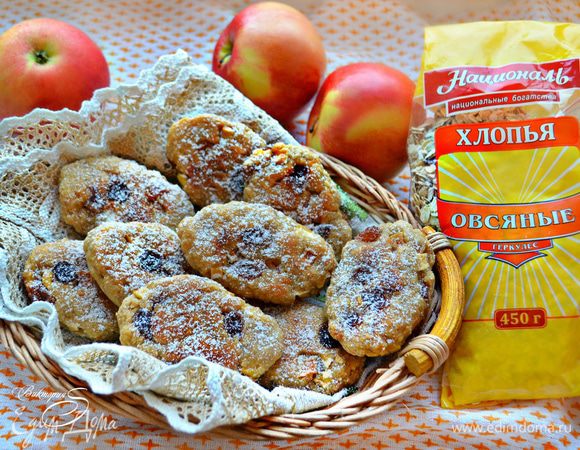 Готовые овсяные коржики посыпьте сахарной пудрой и угощайтесь! Приятного вам аппетита!