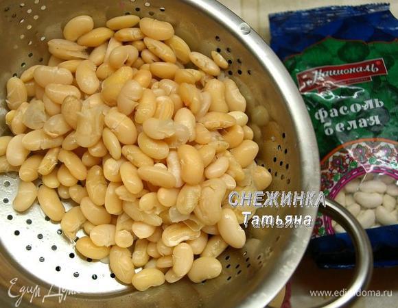 Для коржей сварим фасоль до мягкости. Предварительно белую фасоль ТМ «Националь» желательно замочить на ночь, тогда варится она быстрее. Сцеживаем воду. Оставляем фасоль немного остыть.