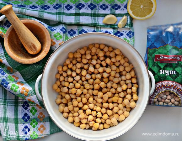 Нут ТМ «Националь» промойте и замочите в большом количестве воды на ночь (10-12 ч.). На утро воду слейте. Вы увидите, как нут заметно разбух и увеличился, практически в два раза.
