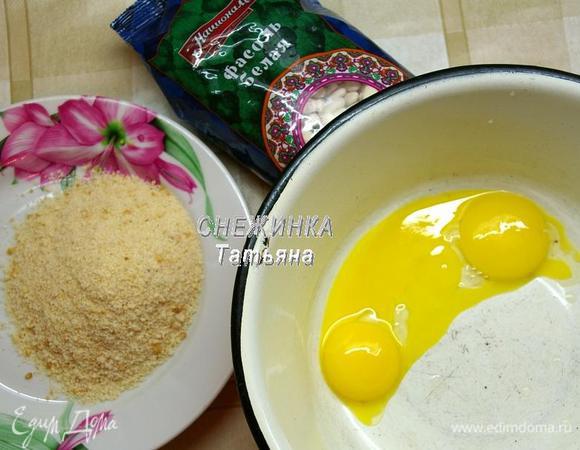 В это время отделяем желтки яиц от белков. Подготовим крошку белых сухарей. Я измельчила в кофемолке сухой белый батон. По желанию можно взять, к примеру, готовые ванильные сухари.