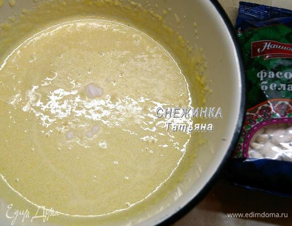 Теперь взбиваем желтки с сахаром и ванилином до белой массы.