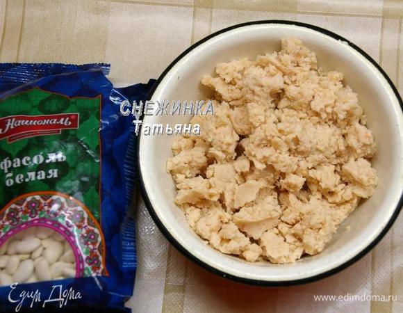 Когда фасоль остыла, делаем из нее однородное пюре. Я использовала измельчитель, который идет к погружному блендеру.