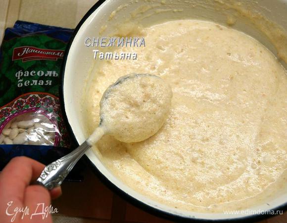 Теперь вводим в тесто в несколько приемов взбитые белки, перемешивая аккуратно складывающимися движениями снизу вверх. Тесто получается очень воздушным, легко стекающим с ложки.