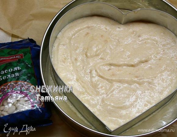 Дно формы для выпечки нужно выстелить пергаментом, смазанным маслом. Бока ничем не смазываем. Моя форма «сердце» — вставка из разъемной формы 23 см. Выливаем тесто, равномерно распределяем.