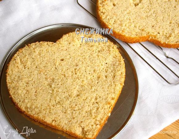 Для приготовления торта разрезаем готовый корж на два.