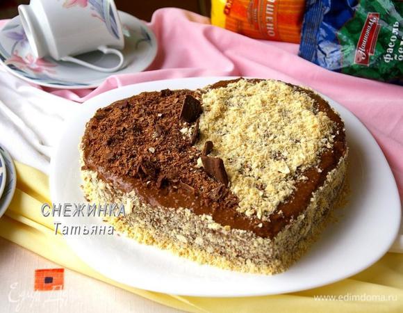 Теперь извлекаем торт из формы и можно украсить. Бока я присыпала крошкой из измельченного слоеного теста. Сверху — крошка и натертая на терке стружка горького шоколада. Посерединке вставила кусочки шоколада.