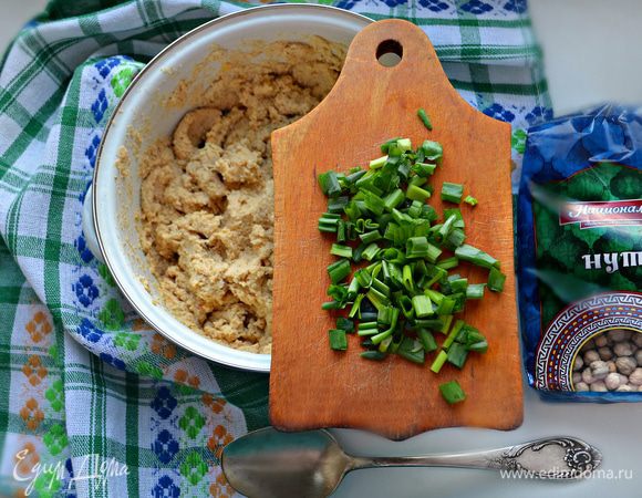 Зеленый лук промойте, обсушите и мелко нарежьте, добавьте в нутовую массу и перемешайте.