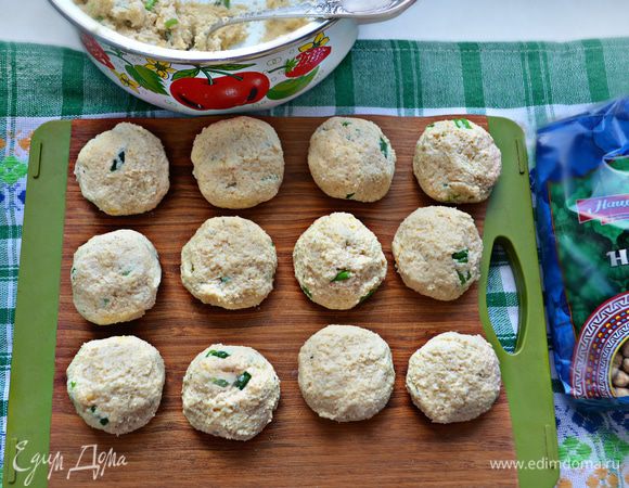 Мокрыми руками сформируйте шарики величиной с грецкий орех.