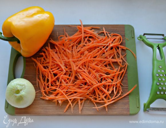 Морковь помойте, почистите и натрите очень тонким полосками (я это проделала с помощью «зубчика» овощечистки).