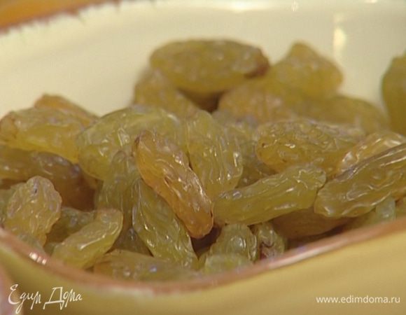Изюм замочить на 20 минут в стакане теплой воды, затем просушить бумажным полотенцем.