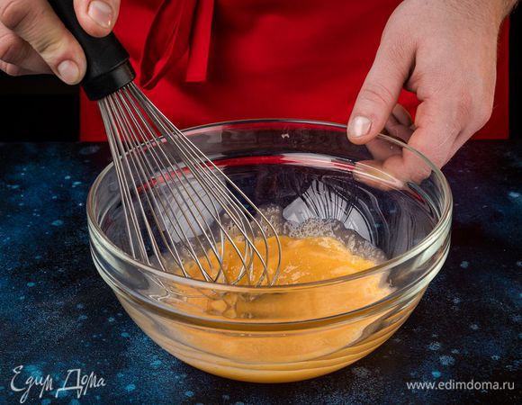 Хорошо взбейте массу.