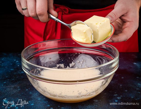 Добавьте размягченное сливочное масло. 