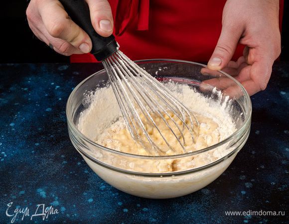 Поочередно в яичную массу добавьте кефир, ванильный сироп, соль и муку, продолжая помешивать. Важно, чтобы все ингредиенты были комнатной температуры.