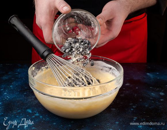 Промытый изюм просушите и смешайте с мукой (1 ст. ложка), добавьте в полученную массу, перемешайте. 