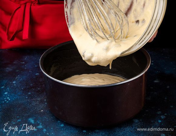 В подготовленную форму вылейте тесто и поставьте выпекаться при 180°С 20 мин. до сухой консистенции внутри.