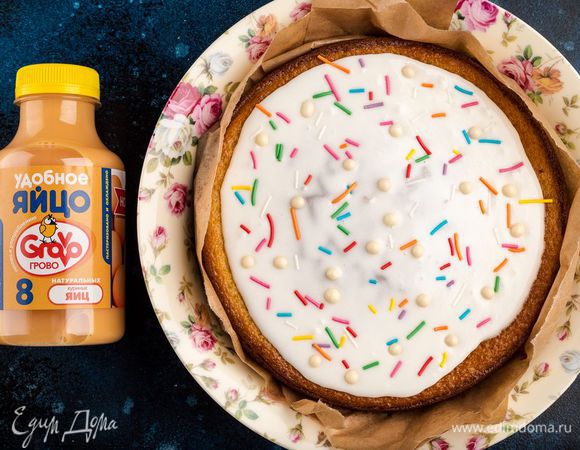 Сверху украсьте кулич белковым кремом.