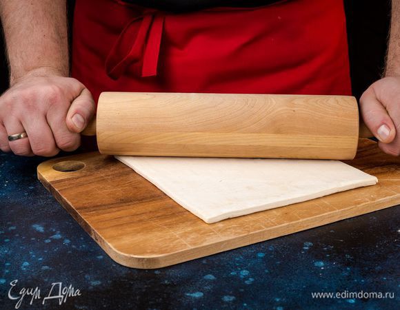 Разморозьте и раскатайте тесто.