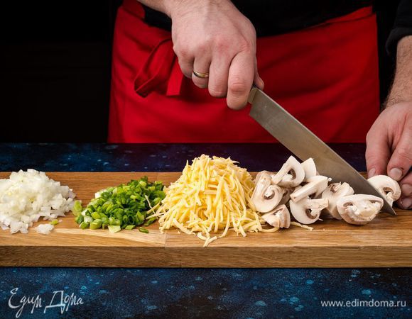 Нарежьте репчатый и зеленый лук, натрите сыр на крупной терке. Грибы нарежьте средними по величине кубиками.