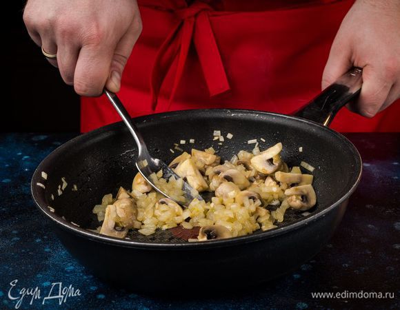 Поджарьте на сливочном масле лук, затем добавьте туда грибы, перемешайте, посолите, поперчите и еще немного потомите. Затем дайте остыть в миске.