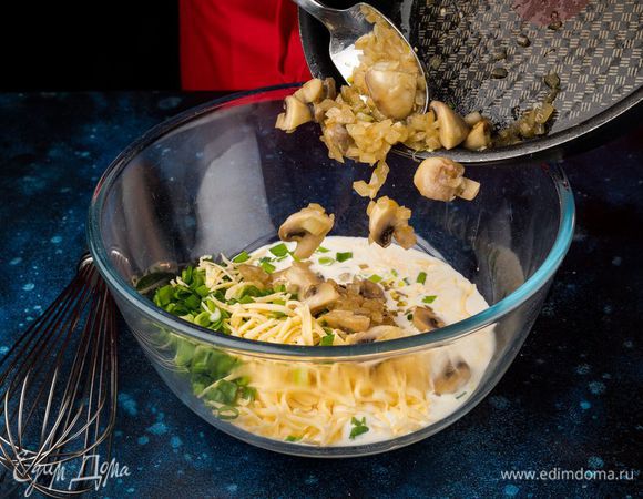 В массу добавьте сыр, зеленый лук и обжаренную начинку.