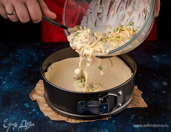 Всю начинку выложите в форму и поставьте киш в духовку выпекаться 30-40 минут.