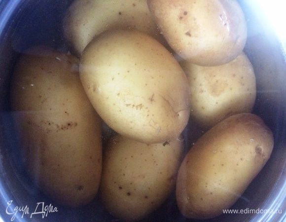 Отварить картофель в мундире. Можно его потом почистить, а можно оставить с кожурой (по желанию).