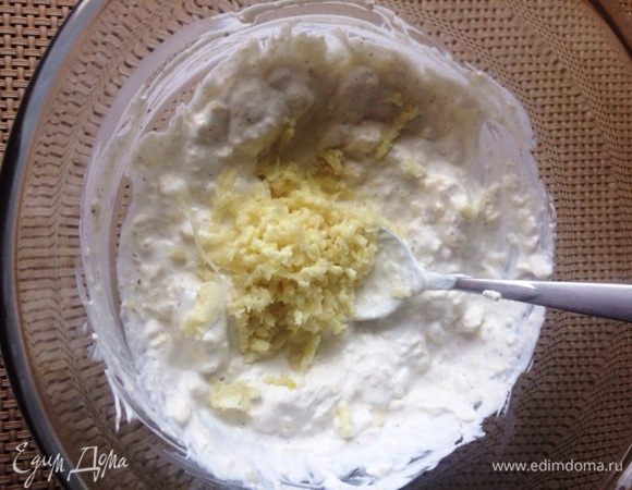 Пока варится картофель, готовим начинку. Размягченное сливочное масло растираем с солью, сметаной, добавляем чеснок измельченный. Все перемешиваем.