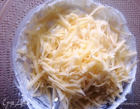 Натереть сыр на крупной терке, добавить к начинке.
