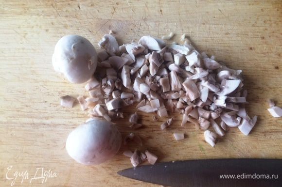 Тщательно моем грибы и мелко их нарезаем. Отправляем в миску с начинкой, перчим. Можно добавить на свой вкус травки (тимьян, орегано...).