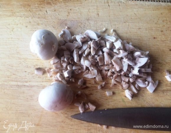 Тщательно моем грибы и мелко их нарезаем. Отправляем в миску с начинкой, перчим. Можно добавить на свой вкус травки (тимьян, орегано...).