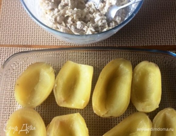 Картофель разрезаем пополам и ложкой вынимаем немного мякоти, получились лодочки.