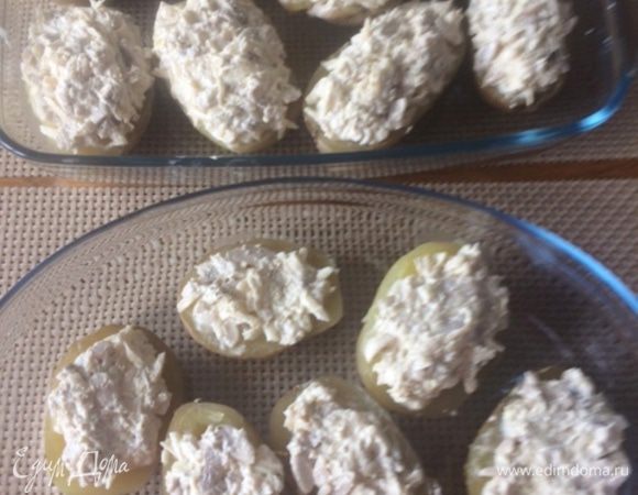 Распределяем начинку. Отправляем наш картофель запекаться в разогретую духовку до 180°С минут на 30-40 (следим за своей духовкой). Время запекания зависит от самой духовки, от величины картофеля, и, конечно, еще от сорта картофеля, так что ориентируйтесь на его готовность.