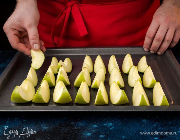 Приготовьте яблочное пюре. Яблоки разрежьте пополам, уберите сердцевину. Запекайте 30-35 минут.