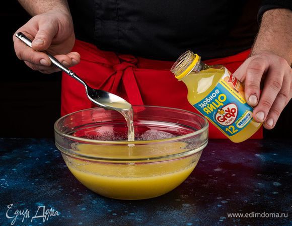 В остывшее яблочное пюре добавьте белок Grovo (2 ст. л.), не переставая взбивать. Масса увеличивается в два, два с половиной раза. 