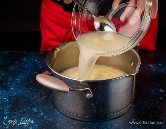 Смешайте пюре и агар-агар, прогрейте на плите.