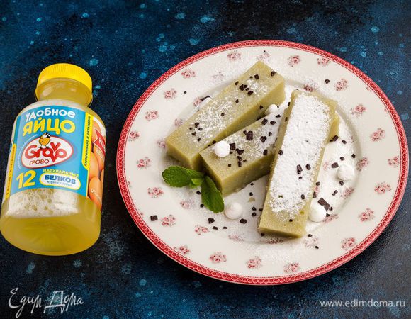 Готовый мармелад нарежьте на кусочки и посыпьте сахарной пудрой.