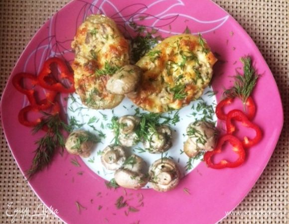 У меня оставались еще грибы, я просто их посолила, поперчила и распределила между картофелем. Подавать картофель горячим со свежими овощами и рубленой зеленью. Приятного аппетита!