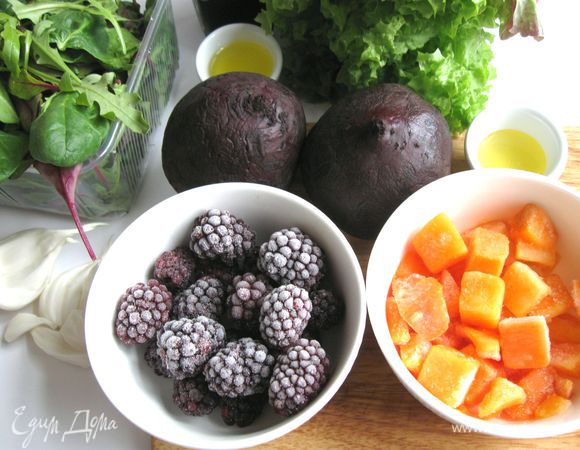 Приготовить все необходимое. Свежезамороженной тыкве (она уже была порезана кубиками) и ежевике дать немного оттаять.