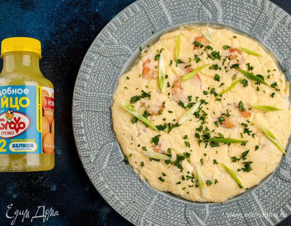 Украсьте омлет зеленью и подавайте к столу!