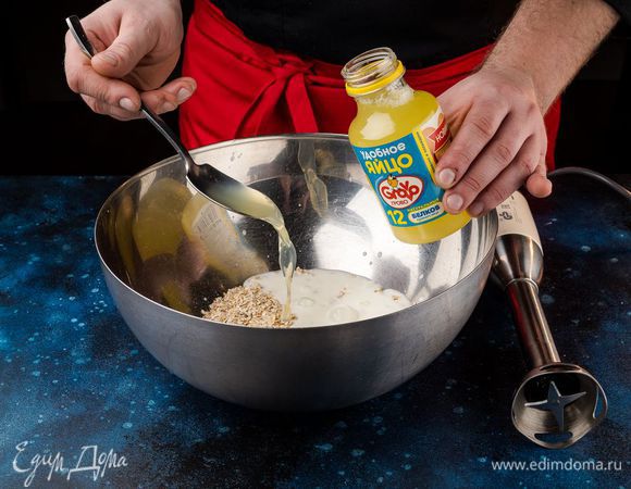 С помощью блендера смешайте овсяные хлопья, кефир и белок Grovo.


