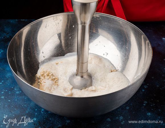 Добавьте сахар, соль и все хорошо смешайте еще раз.