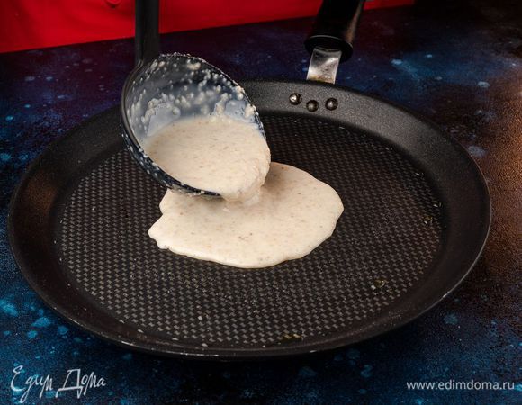 Пожарьте блинчики.