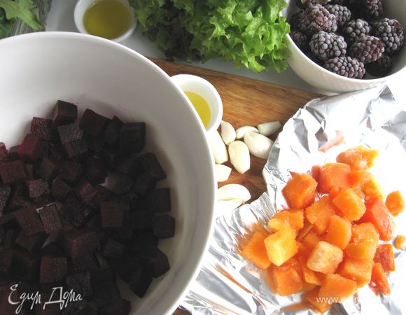 Свеклу почистить, порезать кубиками со стороной 1,2-1,5 см. Чеснок почистить. Зубчики молодого чеснока и порезанную на кубики с такой же стороной, как свекла, свежезамороженную тыкву завернуть в фольгу (по отдельности). Поместить на решетку в разогретую до 200°С духовку на 20-25 минут. Вынуть, развернуть, дать остыть.