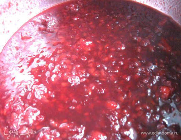 Приготовить соус. Ежевику поместить в сотейник, добавить 1 столовую ложку меда, 2 столовых ложки белого сухого вина, поставить на маленький огонь, ягоды размять, уварить наполовину или чуть больше (до загустения).