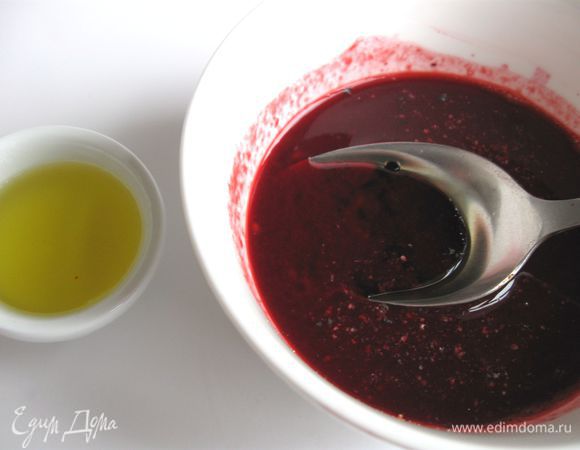 Процедить ежевику с вином и медом через мелкое сито. То, что осталось в сите, постараться тщательно размять, чтобы мякоть ягод тоже попала в соус. Добавить бальзамический уксус, оливковое масло, перемешать. Поперчить. Посолить немного. Попробовать на вкус. Мне потребовалось после этого добавить 0,4 ст. л. меда, перемешать.