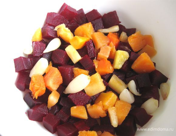 В миску со свеклой добавить тыкву и чеснок целыми зубчиками.