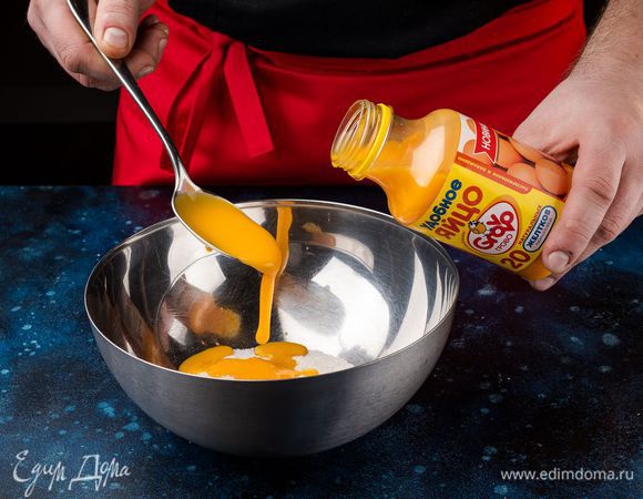 Смешайте желток Grovo с сахарным песком и хорошо взбейте.