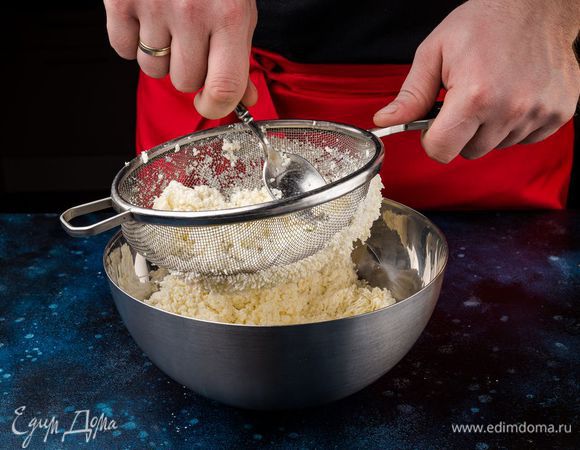 Протрите творог через сито и добавьте к желткам.